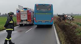 Betoniera di traverso a bordo careggiata, traffico bloccato