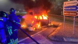 Auto in fiamme alla rotonda di Roggione