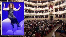 Con Teresa Mannino ridere è questione di sguardi