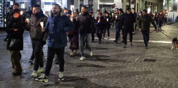 In cinquanta con le fiaccole per dar luce alla città