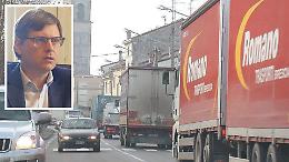 Divieto di transito ignorato da due camion su tre