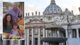 Papa Francesco battezza baby Riccardo
