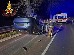 Scontro tra due auto in via Brescia, una si ribalta
