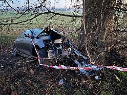 Gravissima uscita di strada sulla Padana inferiore, con l'auto contro un albero