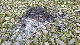Degrado in piazza Sant'Agostino: «Ci mancava pure il falò»