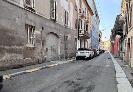 L’auto in divieto di sosta ‘prigioniera’ in deposito