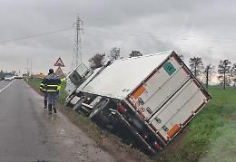 Camion fuori strada, disagi lungo la provinciale Bergamina