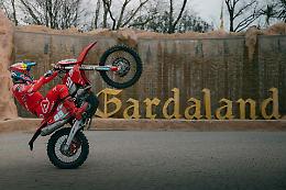 Acrobazie a Gardaland: i rider Red Bull sfidano il parco divertimenti