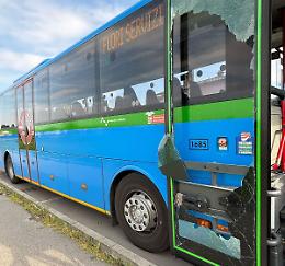Sul bus senza biglietto, sfonda il vetro e fugge