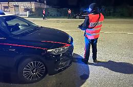 Fermati in auto, spuntano droga e un coltello