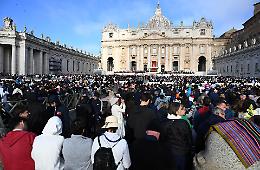 I funerali del Papa: 160 delegazioni, San Pietro stracolma di fedeli