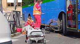 Urtato da un pullman, ciclista 66enne in ospedale