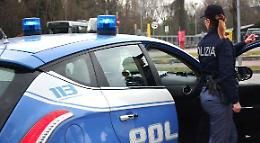 Botte tra mamme davanti a scuola