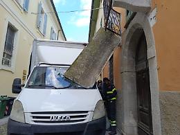 Furgone urta un balcone, la base gli piomba sul parabrezza
