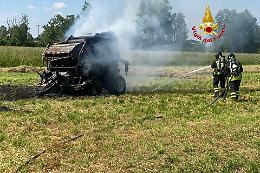 A fuoco rotopressa in un campo: danni ingenti, salvo l’agricoltore