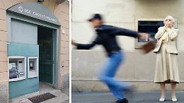 Scippo in pieno giorno al bancomat di via Ghinaglia