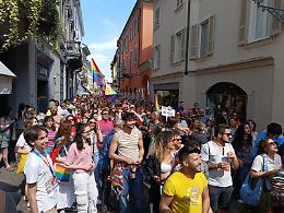Crema in festa per il primo Pride: in duemila al corteo