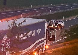 Tragico impatto auto-camion: lei muore, lui è grave