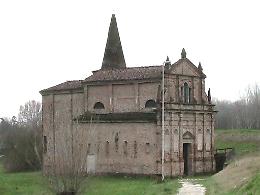 Preghiera e memoria nella chiesetta tra gli argini del Po
