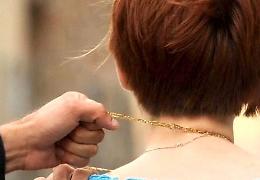  «Che bel cagnolino...», poi le strappa la collana