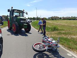 Impatto tra trattore e moto: 37enne ferito