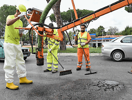 C’è la tappabuche: asfalto garantito 5 anni
