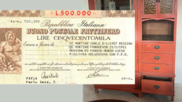Compra una vecchia credenza online e trova buoni postali da 181mila euro: ora cerca gli eredi