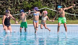 Il caldo riempie le piscine