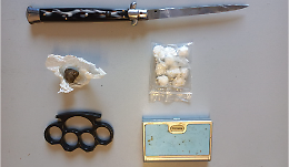 Fermati con cocaina, coltello e tirapugni: due giovani denunciati