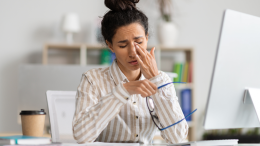 Schermi e occhi sotto stress: come proteggere la vista nell’era digitale