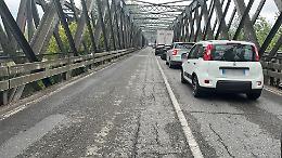 Ponte sul Po: senso unico alternato per la prova di rimozione del manto stradale