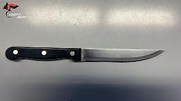 Sotto i portici minacce con il coltello: denunciato un 37enne