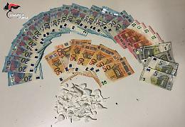 Fermato con dosi di cocaina e banconote: scacco allo spacciatore