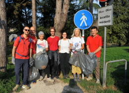 Quattromila volontari in azione: una catena umana contro i rifiuti