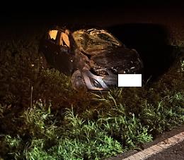 Giovane finisce fuori strada con l’auto, ricoverato in ospedale