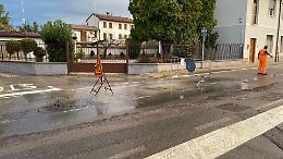 Si rompe una conduttura in via Garibaldi, strada allagata