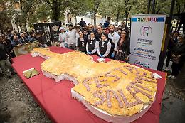 Un violino gigante di salame incanta la Festa di Cremona
