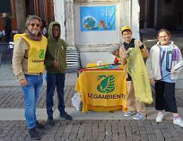 Gli studenti della Virgilio ripuliscono il centro: 30 chili di rifiuti raccolti