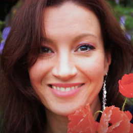 Ilaria Tuti presenta il suo romanzo 'Risplendo non brucio' 