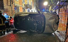 Si ribalta con l’auto e fugge, ma i carabinieri lo rintracciano: maxi multa da 3mila euro
