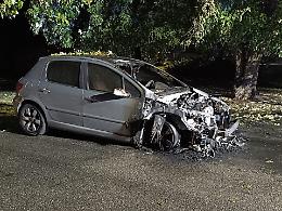 Auto a fuoco davanti al parco pubblico, intervengono i vigili del fuoco