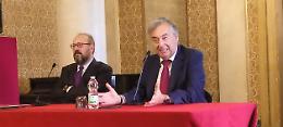 Burioni tra scienza e melodia: «Anche oggi Dulcamara vive sul web»