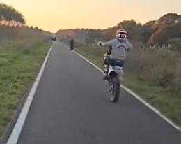 «Basta moto sulla pista ciclabile»