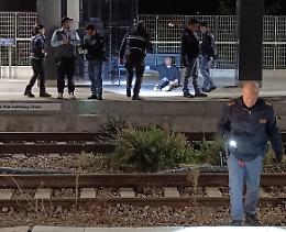 Rissa in stazione: giovane ferito e treno bloccato