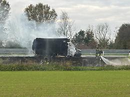 Furgone in fiamme lungo l'A21: traffico in tilt