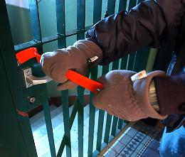 Altre due case svaligiate al tramonto e tentano di rubare anche a scuola