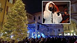 Gospel e magia: Crema illumina l’albero che apre le feste