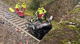 Auto precipita dal cavalcavia ferroviario, soccorritori in campo