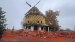 Addio allo storico Hotel Mulino, entrano nel vivo i lavori di demolizione