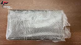 Fermato con quasi 100 grammi di hashish, denunciato un giovane